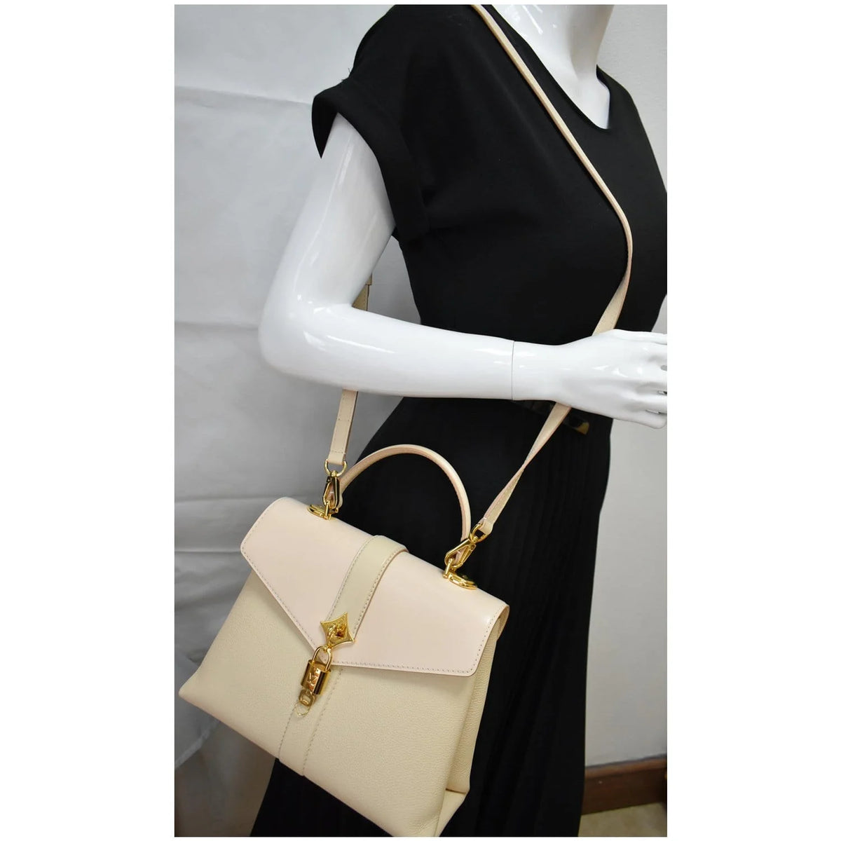 Pre-owned Grained Leather Top Handle Crossbody Bag M59705